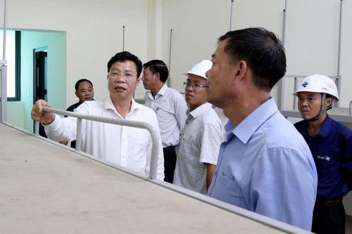 Ông Lưu Văn Trung (bên trái) kiểm tra thiết bị phục vụ học sinh nội trú.