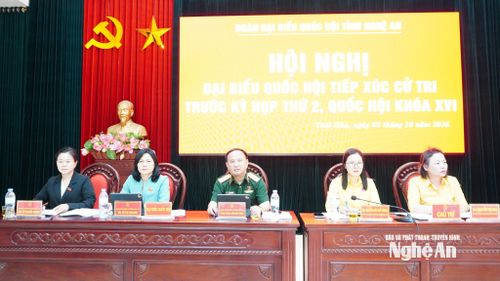 Các đại biểu Quốc hội thuộc Đơn vị bầu cử số 6 tiếp xúc cử tri phường Thái Hòa. Ảnh: Phan Trung Tú
