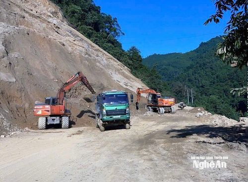 Đến nay, đơn vị quản lý giao thông đã xử lý, thông tuyến đường bản Huồi Pai, xã Yên Na. Tuy nhiên, đất đá vẫn tiếp tục sạt lở, các phương tiện đang tiếp tục san dọn. Ảnh: P.V