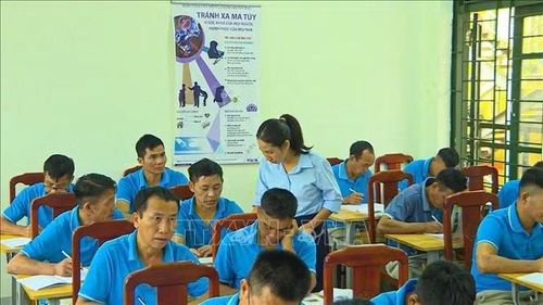 Lớp xóa mù chữ tại Cơ sở Cai nghiện ma túy tỉnh Điện Biên mở ra cơ hội làm lại cuộc đời cho nhiều người. Ảnh: TTXVN phát