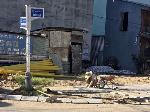 Người dân phản ánh việc thi công tuyến đường Đỗ Bá kéo dài, chậm hoàn trả mặt bằng, không bảo đảm chất lượng.