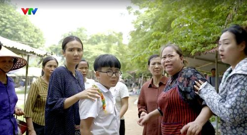 Tạo hình của Huyền Lizzie khác xa hình ảnh chỉn chu, hiện đại mà cô từng thể hiện trong nhiều bộ phim giờ vàng. Ảnh: VTV.