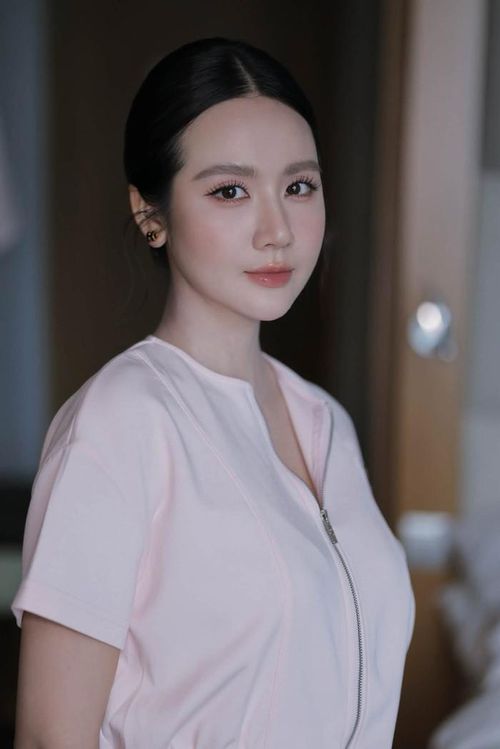 Tạo hình gần như không thể nhận ra của Huyền Lizzie khiến khán giả tò mò về màn hóa thân của nữ diễn viên trong dự án mới. Ảnh: VTV.