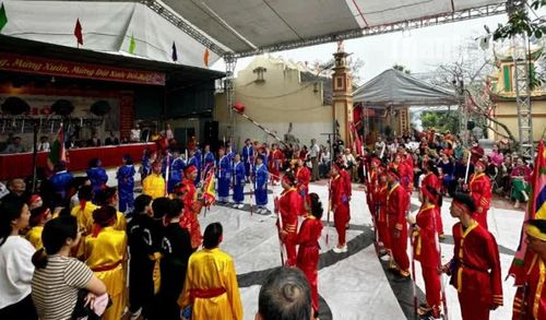 Trò chạy chữ được tổ chức trong khuôn khổ lễ hội, thể hiện ước vọng về một năm mới bình an, thịnh vượng.