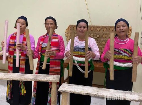 Tiết mục văn nghệ của đồng bào dân tộc Mường, thôn Xuân Phú, xã Sao Vàng.