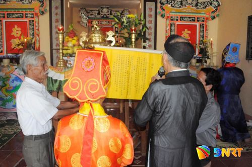 Những trang văn tế chữ Hán Nôm vang lên trong nghi lễ Kỳ yên. Ảnh: Hoài An