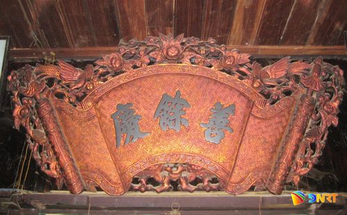 Bức hoành hình cuốn thư khắc ba chữ Phúc - Lộc - Thọ. Ảnh: H.N