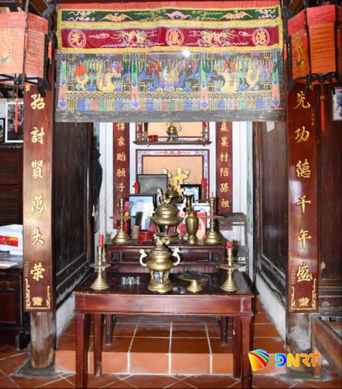 Liễn đối trong ngôi nhà cổ ở làng Phong Nam. Ảnh H.N