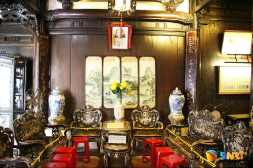 Liễn đối trang trí ở nhà cổ Tấn Ký. Ảnh H.A