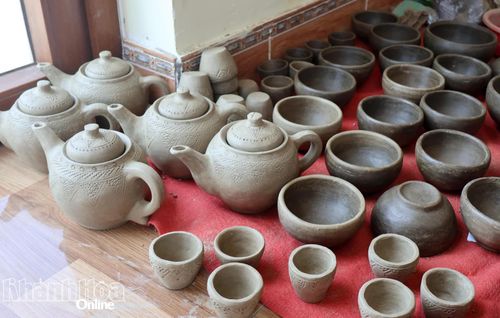 Bên cạnh cặp bình gốm kích thước lớn, Câu lạc bộ Thực hành di sản Nghệ thuật làm gốm Chăm thôn Bàu Trúc còn chế tác nhiều sản phẩm gốm gia dụng và trang trí để giới thiệu, trưng bày tại lễ hội.