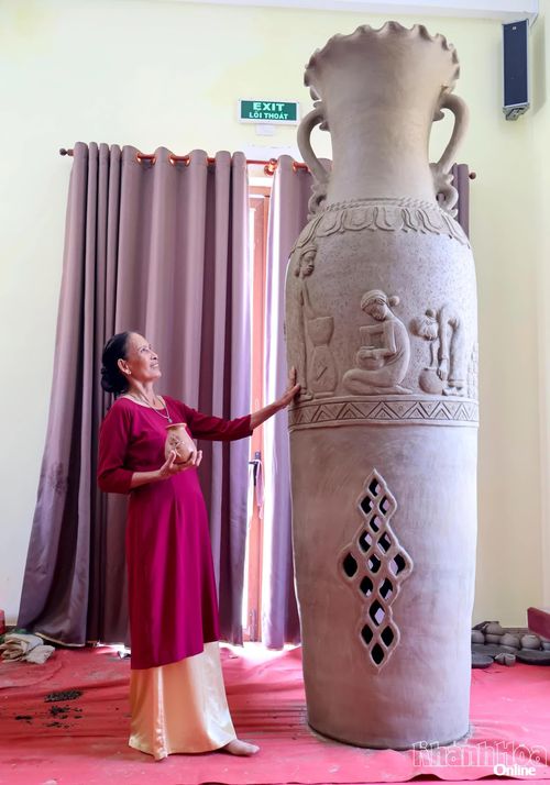 Bình gốm có chiều cao 3m, đường kính khoảng 1m sẽ được trưng bày trong Lễ hội gốm Chăm Bàu Trúc lần thứ I - năm 2026.