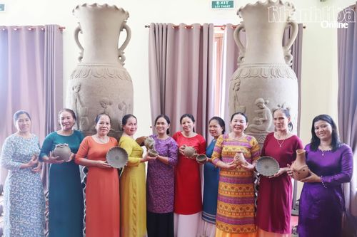 Thành viên Câu lạc bộ Thực hành di sản Nghệ thuật làm gốm Chăm thôn Bàu Trúc tham gia chế tác cặp bình gốm và nhiều sản phẩm khác phục vụ trưng bày tại lễ hội.