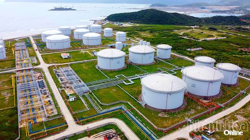 Kho xăng dầu ngoại quan Vân Phong.