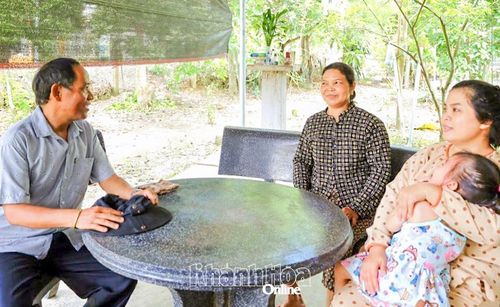 Ông Bo Bo Huệ hỏi thăm, nắm bắt tình hình đời sống của người dân trong thôn.