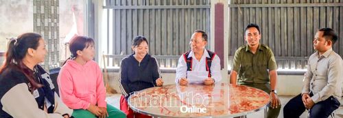 Ông Bo Bo Huệ cùng cán bộ thôn tuyên truyền các chủ trương mới cho người dân.
