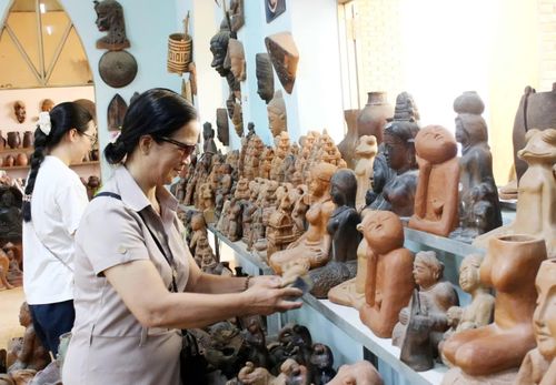 Làng gốm Bàu Trúc không ngừng đổi mới, đa dạng mẫu mã, đáp ứng nhu cầu ngày càng đa dạng của khách hàng. Ảnh: LÂM ANH