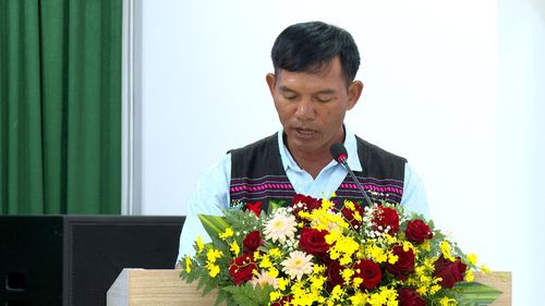 Anh Dong Dor Sinh tham luận về mô hình Cộng đồng học tập tại thôn Ka Ming, xã Di Linh, tỉnh Lâm Đồng