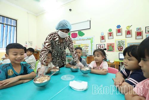 Trường Mầm non Tam Sơn thực hiện tốt công tác tổ chức ăn bán trú, nuôi dưỡng và chăm sóc trẻ.