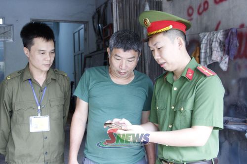 Công an xã Phù Yên hướng dẫn nhân dân kích hoạt định danh điện tử.