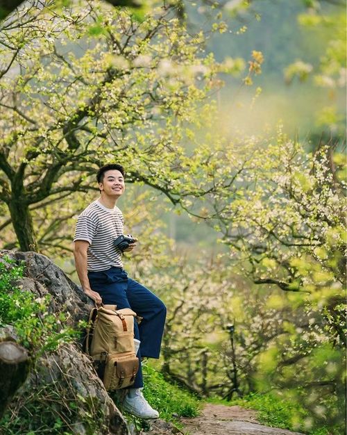 Không nở đồng loạt như mùa chính vụ, hoa mận trái mùa mang vẻ đẹp nhẹ nhàng, mong manh, nhiều bạn trẻ đã tranh thủ check-in.