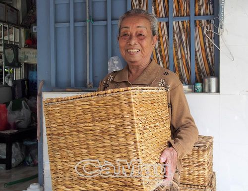 Gia đình bà Phạm Thị Quý, 78 tuổi, ấp Nhà Lầu 2, xã Ninh Thạnh Lợi có nhiều đời giữ nghề đan đát, nay con dâu bà mở rộng thêm đan sản phẩm từ lục bình.