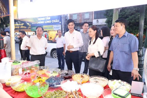 Lãnh đạo xã Thiên Lộc thăm, kiểm tra các gian hàng. Ảnh: PV
