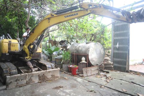 Lực lượng chức năng xử lý vi phạm đất đai. Ảnh: T.Hương