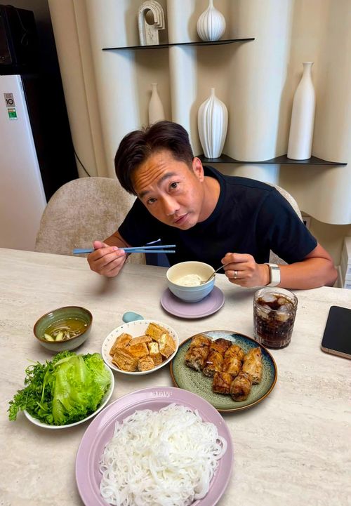 "Xa vợ mấy hôm nhớ đồ ăn vợ nấu, về tới được vợ cho ăn ngay và luôn”, chia sẻ ngắn của doanh nhân Quốc Cường (Cường Đô La) khiến nhiều người chú ý không chỉ vì độ ngọt ngào mà còn bởi mâm cơm được vợ chuẩn bị. Phụ Nữ Mới đưa tin. Không có món ăn cầu kỳ, trên bàn là một bữa ăn kiểu rất Việt với bún, rau sống, đậu chiên vàng và nem rán kiểu Hà Nội.