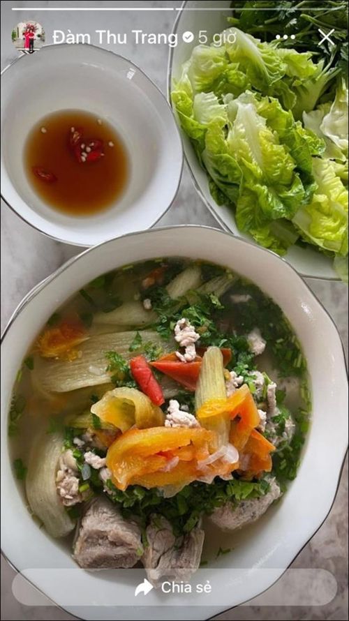 Thành quả vào bếp trổ tài nấu món canh sườn dọc mùng thanh mát, đưa cơm của Đàm Thu Trang dành cho gia đình nhỏ. Khi thưởng thức món ăn này, Đàm Thu Trang không quên chuẩn bị thêm bát mắm ớt chấm sườn và rau sống ăn kèm nước canh cũng rất ngon.