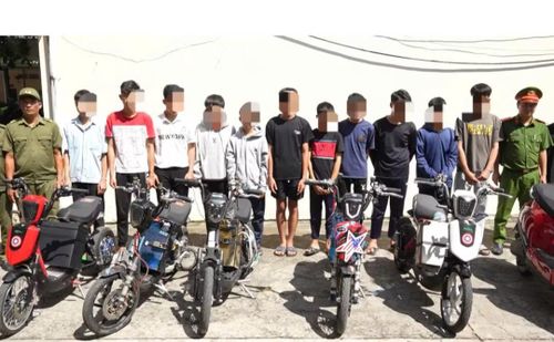Nhóm thanh thiếu niên tụ tập đua xe trái phép, náo loạn đường phố Vũng Tàu bị lực lượng chức năng triệu tập cùng dàn xe “độ, chế”