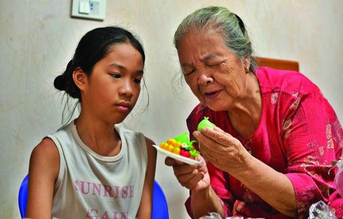Truyền dạy nghề nặn tò he truyền thống ở Xuân La.
