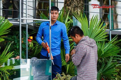 Công nhân đang tiến hành lắp gương.