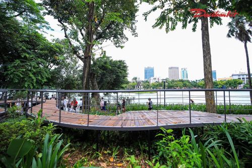 Không gian nghệ thuật được bố trí tại khu vực vỉa hè, đường dạo ven Hồ Gươm, dọc phố Lê Thái Tổ, phía Tây Nam Tháp Rùa.