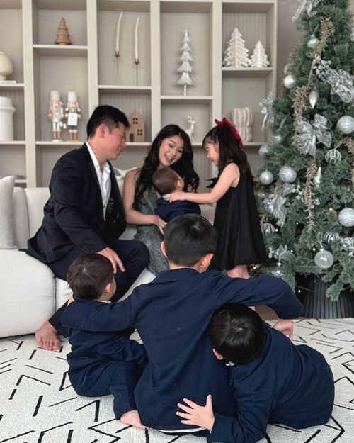 Tong và Tan có 5 con, gồm Emmanuel, Elizabeth, Elijah, Elias và Elon Micah. Theo The Edge Singapore, các con của họ lần lượt 10, 8, 6, 5 và 3 tuổi vào tháng 9 năm nay. Gia đình Tong cũng có nền tảng kinh doanh lâu đời. Tong Kooi Ong, cha cô, là doanh nhân Malaysia hoạt động trong lĩnh vực truyền thông và tài chính. Trong khi đó, Anthony Tan sinh ra trong gia đình sở hữu Tan Chong Motor, tập đoàn kinh doanh và phân phối ôtô tại Đông Nam Á. Tan rời công ty gia đình để cùng Tan Hooi Ling thành lập Grab, ban đầu có tên MyTeksi.