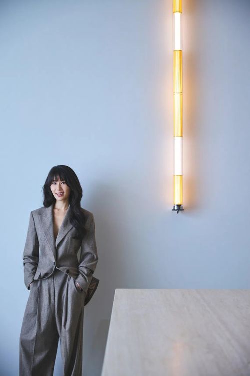 Tong từng được gửi đến trường nội trú từ năm 11 tuổi. Cô trải qua khó khăn ở 2 năm đầu vì là người nhỏ tuổi nhất, nhút nhát và có học lực ở mức trung bình. Sau đó, sự hỗ trợ của bạn bè và giáo viên giúp cô tự tin hơn. Tong từng trở thành đội trưởng thể thao của trường. Cô tự nhận hiện tại vẫn trầm và hướng nội hơn chồng. Anthony Tan cũng từng nhắc đến vai trò của vợ trong hành trình xây dựng Grab.