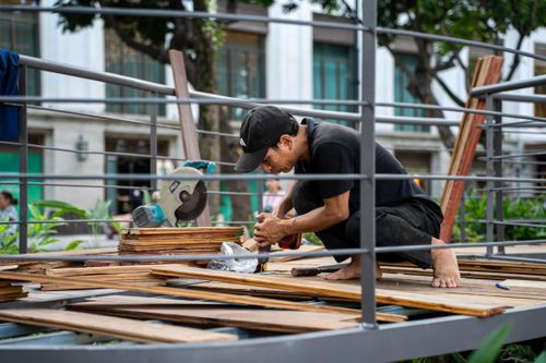  Công nhân khẩn trương hoàn thiện các hạng mục cuối cùng, từ kết cấu cầu đến hệ thống ánh sáng và gương, để kịp đưa công trình vào hoạt động trong thời gian tới. 