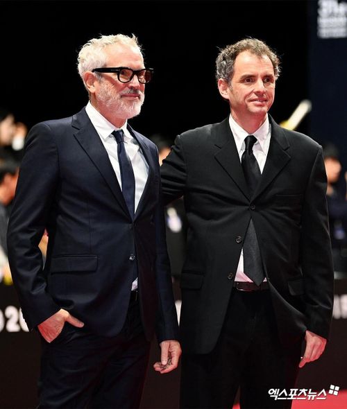  Đạo diễn Alfonso Cuarón và con trai ông - đạo diễn Jonas Cuarón, cũng xuất hiện tại thảm đỏ. Năm nay, có 5 phim Việt Nam cũng tham dự LHP quốc tế Busan. Trong đó, Sợi chỉ đỏ của đạo diễn Hàm Trần được chọn công chiếu tại hạng mục Midnight Passion, phim Em bé đồng bóng, em bé ngạo nghễ và em bé đau lòng của đạo diễn Nông Nhật Quang được chọn trình chiếu tại Wide Angle: Documentary Showcase, phim Thính giác của đạo diễn Lê Bảo và Hộ linh tráng sĩ của đạo diễn Nguyễn Phan Quang Bình góp mặt tại chương trình Icons (A Window on Asian Cinema). Ngoài ra, tác phẩm 1982 của đạo diễn Nguyễn Hoàng Điệp được lựa chọn tranh giải ở hạng mục Vision-Asia. Ảnh: Xportsnews.