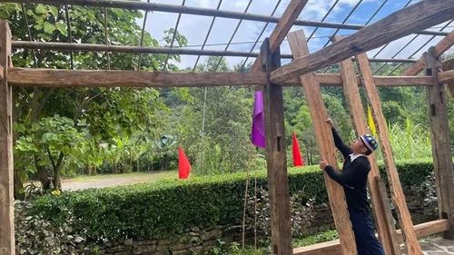 Trưởng bản Tù Lu-Tìa Ló Chá A Mua cẩn thận sửa lại từng không gian để phục vụ các hoạt động trải nghiệm của nhân dân, du khách khi về thăm bản. (Ảnh: LÊ LAN)
