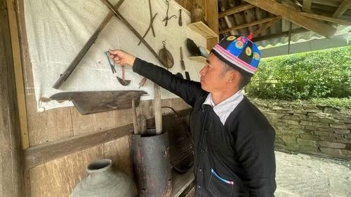 Trưởng bản Chá A Mua giới thiệu với du khách các dụng cụ sản xuất mang đậm bản sắc văn hóa dân tộc Mông bản Tù Lu-Tìa Ló. (Ảnh: LÊ LAN)