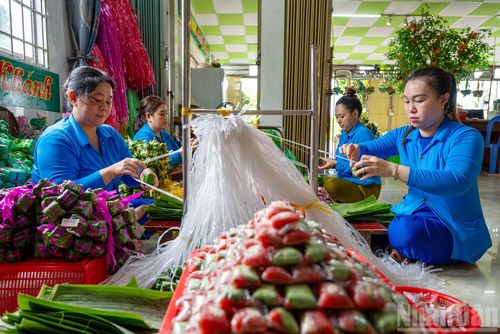 Để du khách dễ phân biệt các loại nem chua truyền thống, nem quế, nem đòn, khi lựa chọn mua, chị Ngọc Thùy dùng các màu dây khác nhau buộc sản phẩm.