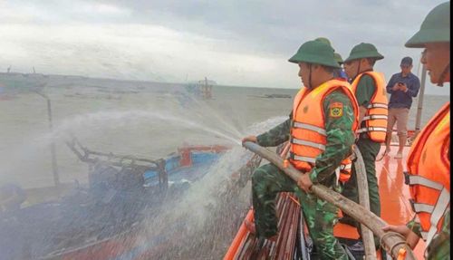 Lực lượng chức năng nhanh chóng có mặt tại hiện trường tham gia chữa cháy