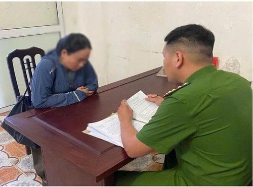 Đối tượng Nguyễn Thị Hiền bị triệu tập tại Cơ quan điều tra. (Ảnh: CAHY).