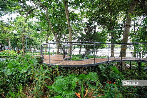 UBND phường Hoàn Kiếm (Thành phố Hà Nội) tổ chức trang trí không gian nghệ thuật quanh Hồ Gươm với chủ đề "dải lụa ký ức" theo hình thức xã hội hóa.