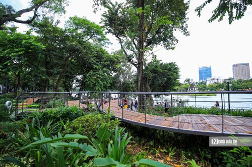 Theo đó, cầu đi bộ kết hợp hệ thống chiếu sáng và những khung gương, tạo thành không gian để người dân, du khách tản bộ, tham quan, chụp ảnh và ngắm Hồ Gươm từ những góc nhìn mới.
