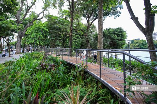 Điểm nhấn của không gian là "dải lụa ký ức", gồm cầu cạn cảnh quan kết hợp hệ thống chiếu sáng và các khung gương, bố trí trên vỉa hè và đường dạo ven hồ, dọc phố Lê Thái Tổ.