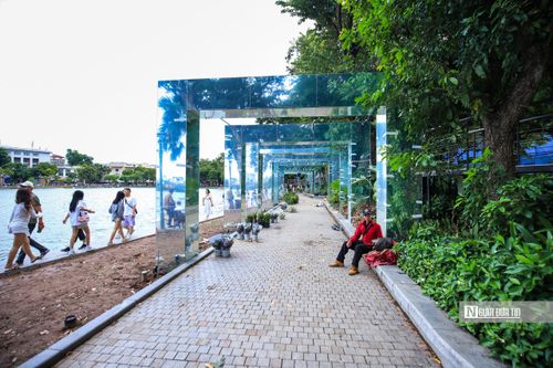 Các khung gương đang được lắp đặt sát hồ, tạo thêm điểm tham quan, chụp ảnh trong tổng thể không gian.