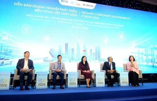 Các diễn giả trao đổi tại phiên thảo luận.