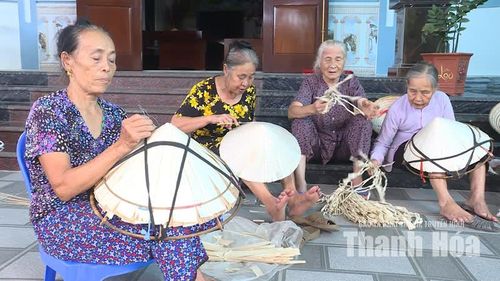 Người dân Thọ Long miệt mài với từng mũi kim, góp phần giữ nghề truyền thống của quê hương.
