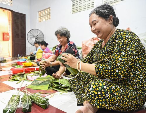 Người dân gói bánh tét phục vụ người dân về dự lễ hội Nguyễn Trung Trực.