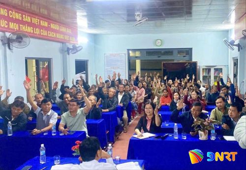 Người dân tổ dân phố Phú Bình biểu quyết thống nhất chủ trương hiến đất mở rộng tuyến đường. Ảnh: ĐVCC